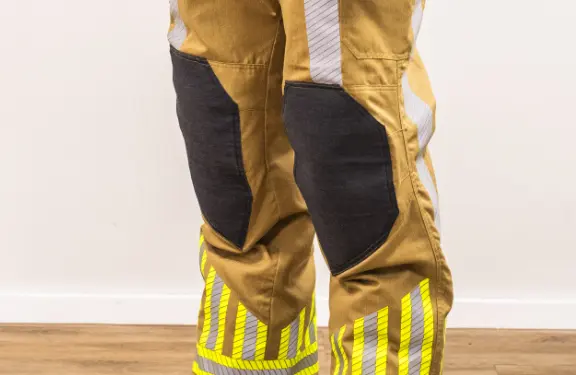 Reinforced knee section with fixed sewn-in kneepad.