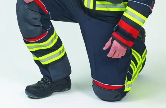 Reinforced knee section with the possibility of inserting a flame-retardant knee pad.