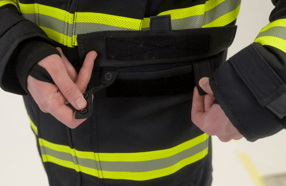 Handy napoleon-style pocket with zipper, suitable for mobile phone.
