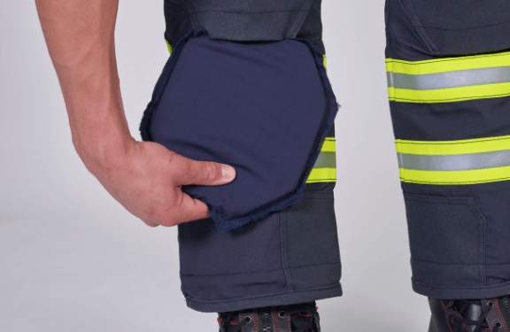 Reinforced knee section with the possibility of inserting a fl ame-retardant knee pad.