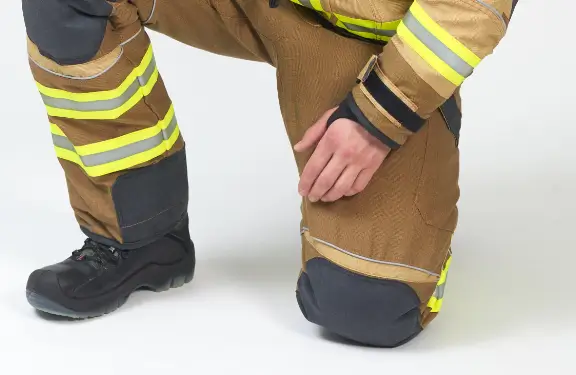 Reinforced knee section with the possibility of inserting a flame-retardant knee pad.