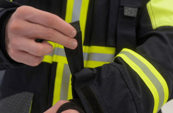 Comfortable Flameretardant sleeve cuffs with thumbholes and sleeve size regulation for better fit.