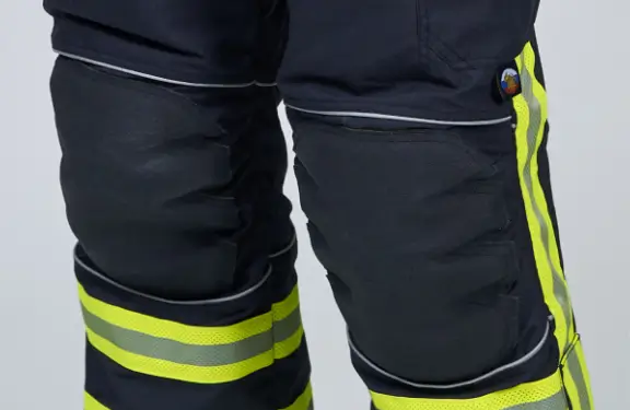 Ergonomically shaped knees and sewn-in flameretardant knee pad.
