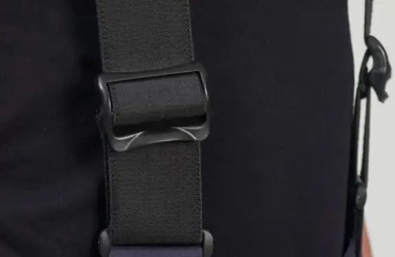 Inside the suit, an adjustable shoulder straps can be inserted.